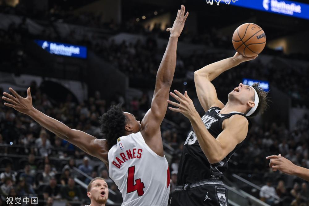 军年轻后卫 军年轻后卫